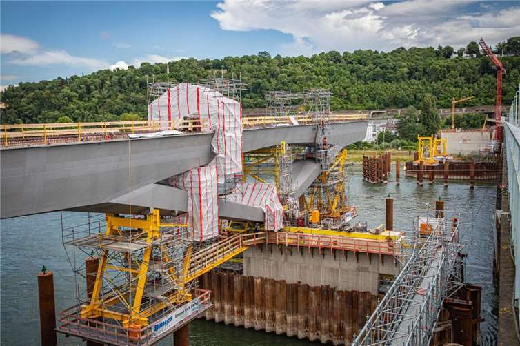 Neubau der Pfaffendorfer Brücke schreitet voran 