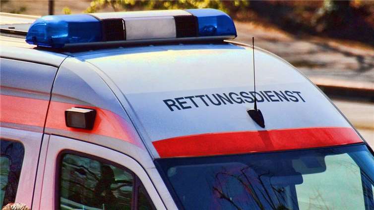 A555: Autofahrerin bei Unfall im Grünstreifen schwer verletzt 